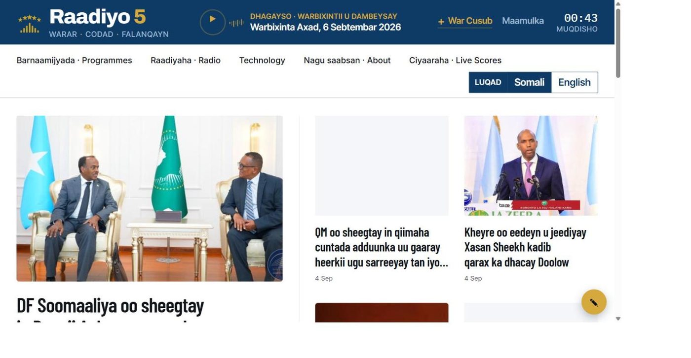The Raadiyo 5 front page: bilingual Somali news site with a live bulletin player in the masthead